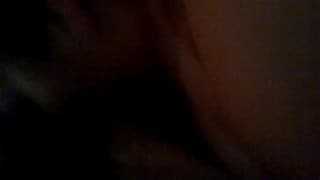 Boniee 在吮吸我的鸡巴时被深深地指着