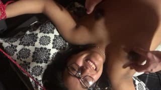 怀孕的女孩挠痒痒被折磨到崩溃点