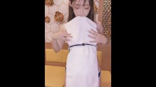 一个穿着海军蓝色比基尼的英俊帅哥。