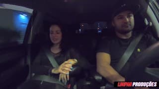 LEVANDO A SAFADA DA ELISA SANCHES PRA DAR UMA MAMADA NO CARRO (ELISA SANCHES)