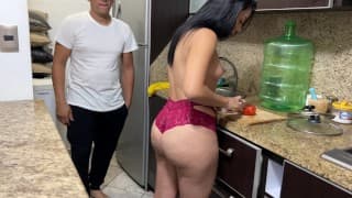 Encontre a mi Hermosa Madrastra Cocinando en Bikini bien Sexy con su Enorme Culo