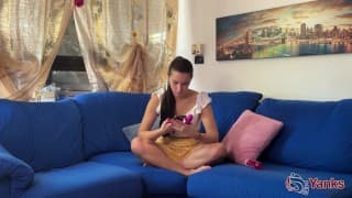 YANKS - 性感的女孩在沙发上用假屌自慰她的阴户