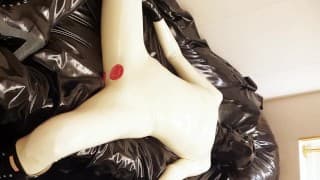 OnlyFans 预告片 - 活的乳胶性玩偶已经闪亮和润滑！