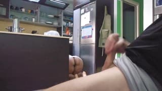 我向继母展示我的勃起大，她无法抗拒诱惑......