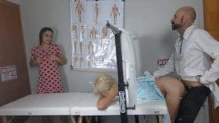 Madrasta leva enteada no ginecologista falso!