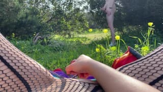 在海滩的灌木丛中特写手淫。一个陌生人帮忙拍摄了视频，然后猛地向我走去