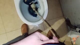 蓝色恐龙撒尿