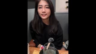 在戶外偷偷露出奶子，被發現不知道會怎樣？