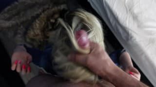 放荡的妻子给完美的口活，并想要射精在她的头发