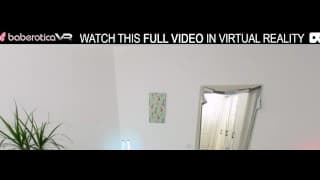 单身小妞，Milka Way 正在家中自慰，在 VR 中。