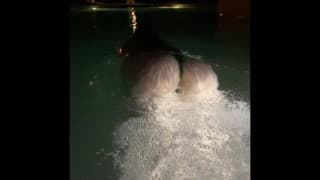 午夜穿着我的新比基尼在温泉里游泳