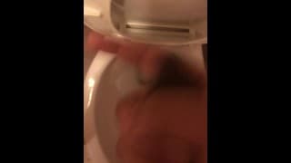 我爱上了在浴室里把我的鸡巴抽搐给我的继妹