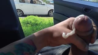 公共手淫鸡巴闪光 - 街上到处都是汽车