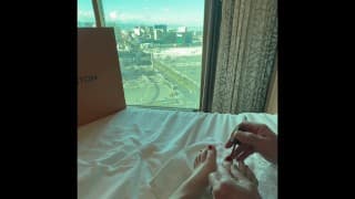 晚饭前给她性感的小脚趾涂上画