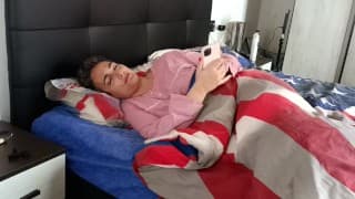 继父用iPhone贿赂继女